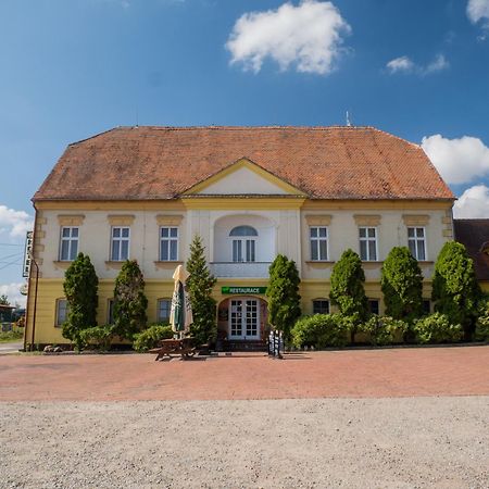 Hotel Club Vranovská Ves Exteriör bild