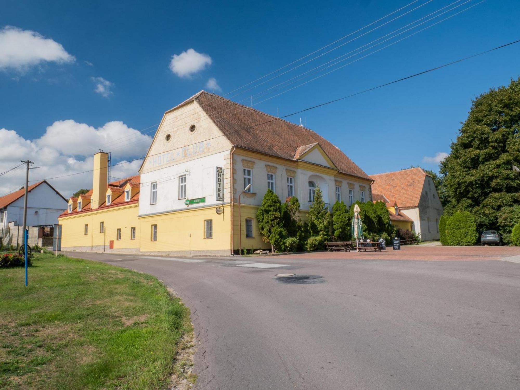 Hotel Club Vranovská Ves Exteriör bild