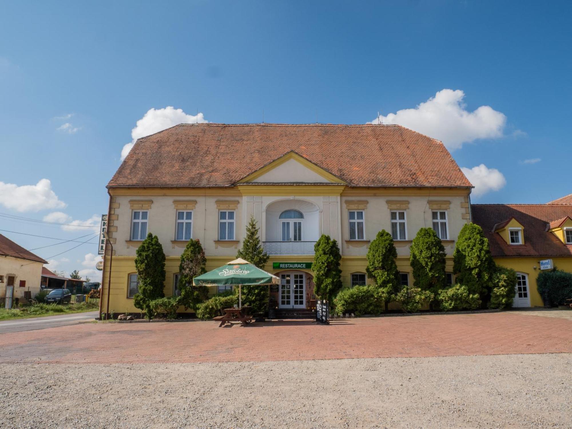 Hotel Club Vranovská Ves Exteriör bild