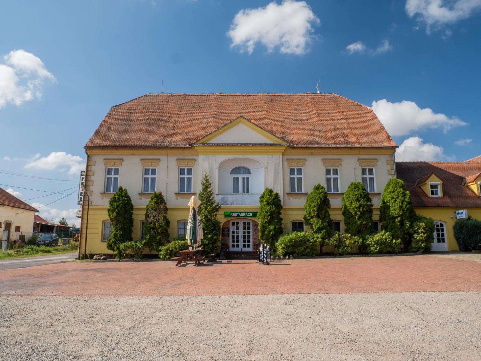 Hotel Club Vranovská Ves Exteriör bild